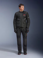 Alpinestars Andes Air Drystar® Pants, pantaloni da moto touring, nero, con pannelli di ventilazione in rete e logo rosso sulla gamba, indossati come parte di un completo da guida con giacca e guanti coordinati, equipaggiamento professionale per adventure touring
