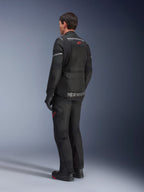 Giacca Alpinestars Andes Air Drystar®, nero, vista posteriore su un pilota, con ampi pannelli in rete per la ventilazione, indossata con pantaloni e stivali da moto adventure coordinati, design touring e branding.