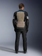Giacca Alpinestars Andes Air Drystar®, Black Laurel Gray Bright Blue, vista posteriore con ampio pannello di ventilazione in rete, grande tasca portaoggetti posteriore con marchio Alpinestars, giacca tecnica da mototurismo indossata con pantaloni abbinati