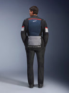 Giacca Alpinestars Andes Air Drystar, Deep Blue Black Ice Gray, vista posteriore su modello, con pannello posteriore in rete blu per la ventilazione, ampia tasca inferiore grigia, dettagli rossi e bianchi sulle maniche, marchio 'alpinestars', abbinata a pantaloni da moto neri per un completo da touring