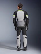 Giacca e pantaloni Alpinestars Andes Air Drystar®, kit adventure touring grigio ghiaccio, grigio scuro e nero, vista posteriore del pilota con accenti giallo neon, ampi pannelli di ventilazione in mesh e loghi Alpinestars.