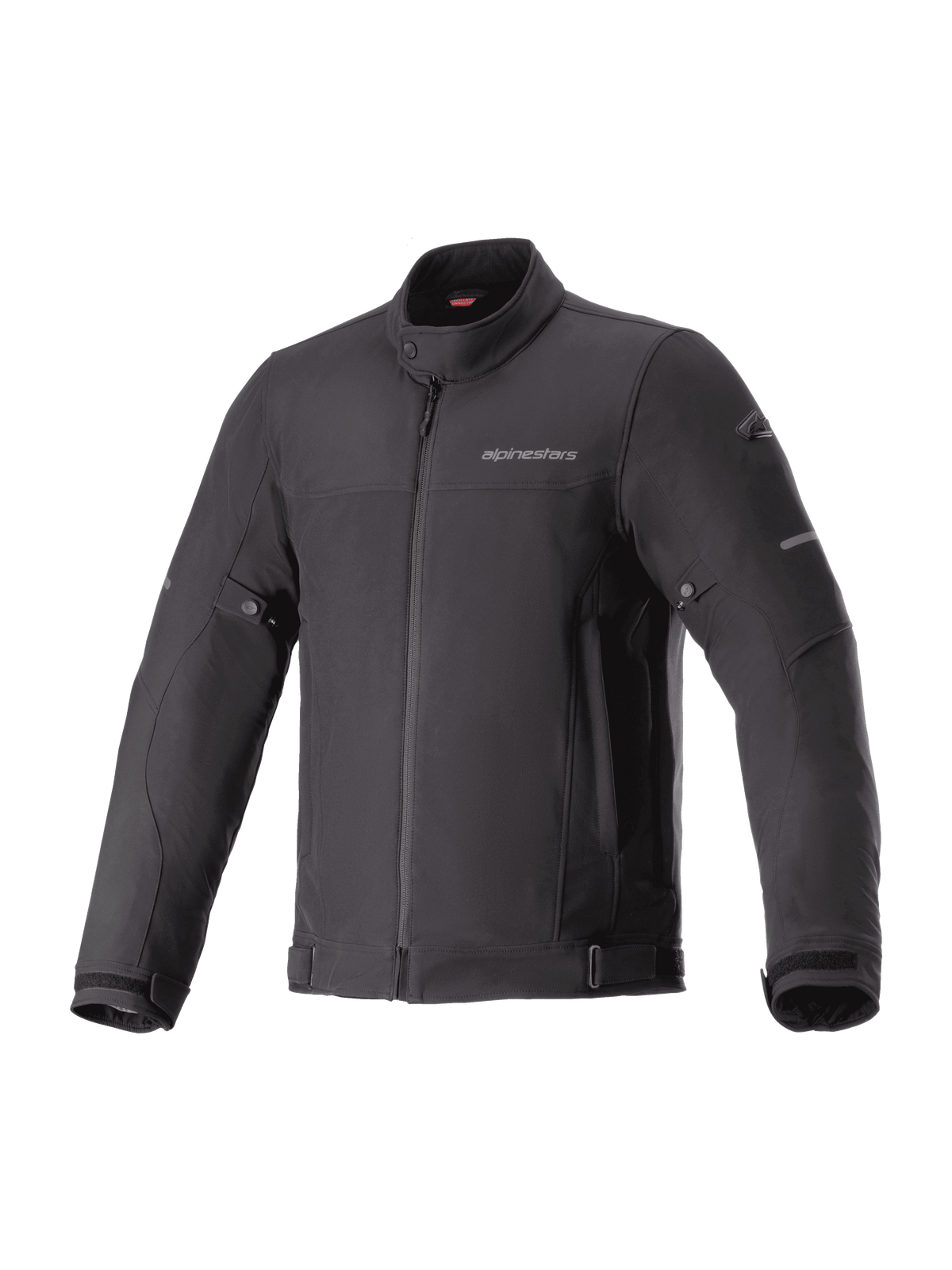 Alpinestars Husker Waterproof Jacket, giacca da moto urban nera, tessuto softshell ad alta densità, collo alto con bottone a pressione, chiusura frontale con zip integrale, cinghie regolabili su vita e polsi, logo discreto sul petto e dettagli riflettenti sulle maniche.