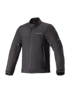 Alpinestars Husker Waterproof Jacket, giacca da moto urban nera, tessuto softshell ad alta densità, collo alto con bottone a pressione, chiusura frontale con zip integrale, cinghie regolabili su vita e polsi, logo discreto sul petto e dettagli riflettenti sulle maniche.