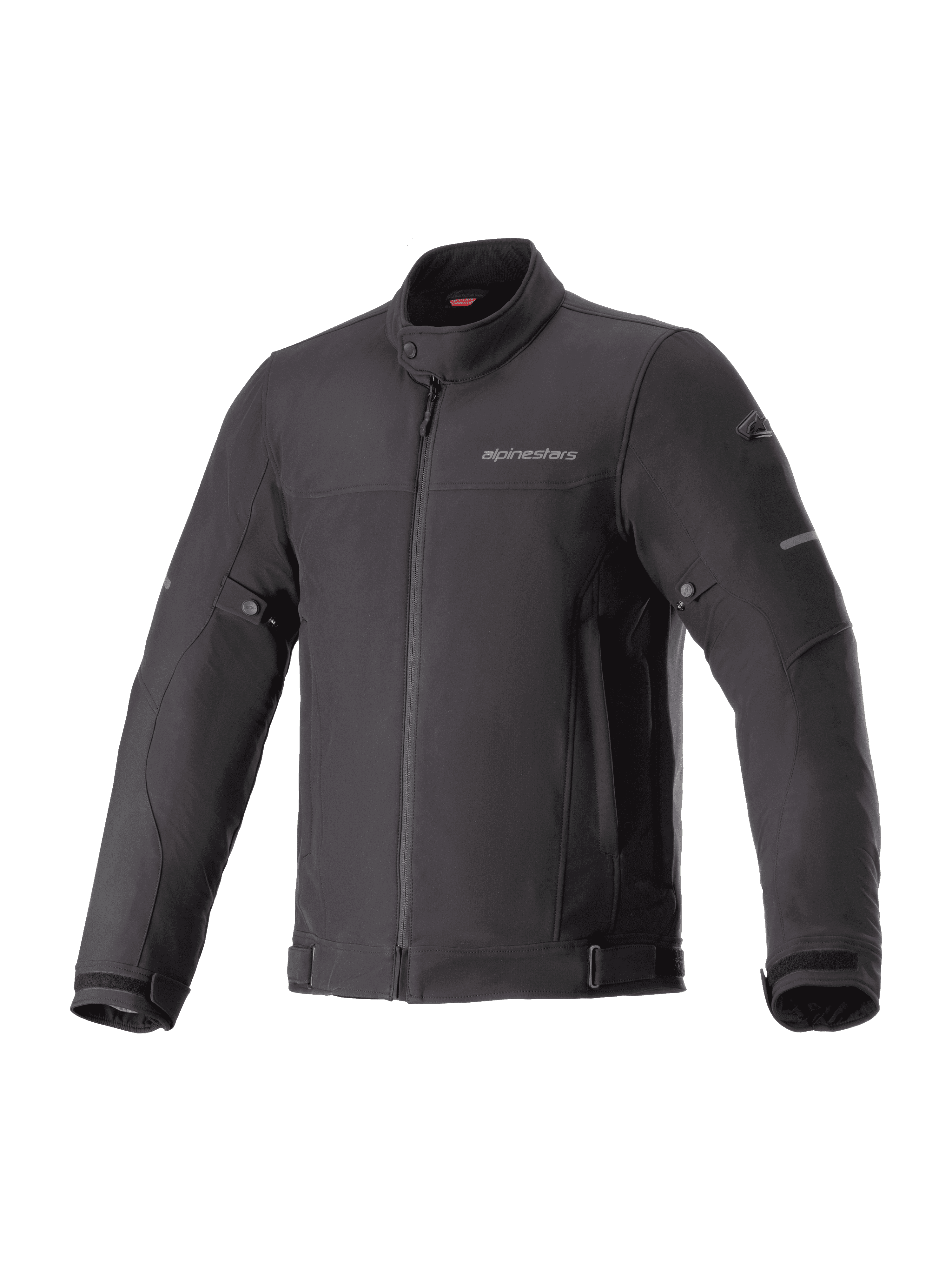 Alpinestars Husker Waterproof Jacket, giacca da moto urban nera, tessuto softshell ad alta densità, collo alto con bottone a pressione, chiusura frontale con zip integrale, cinghie regolabili su vita e polsi, logo discreto sul petto e dettagli riflettenti sulle maniche.