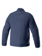 Giacca Alpinestars Husker Waterproof, giacca da moto, blu Night Navy, vista posteriore, tessuto softshell elasticizzato con logo discreto sulla parte superiore della schiena, design urbano impermeabile e antivento