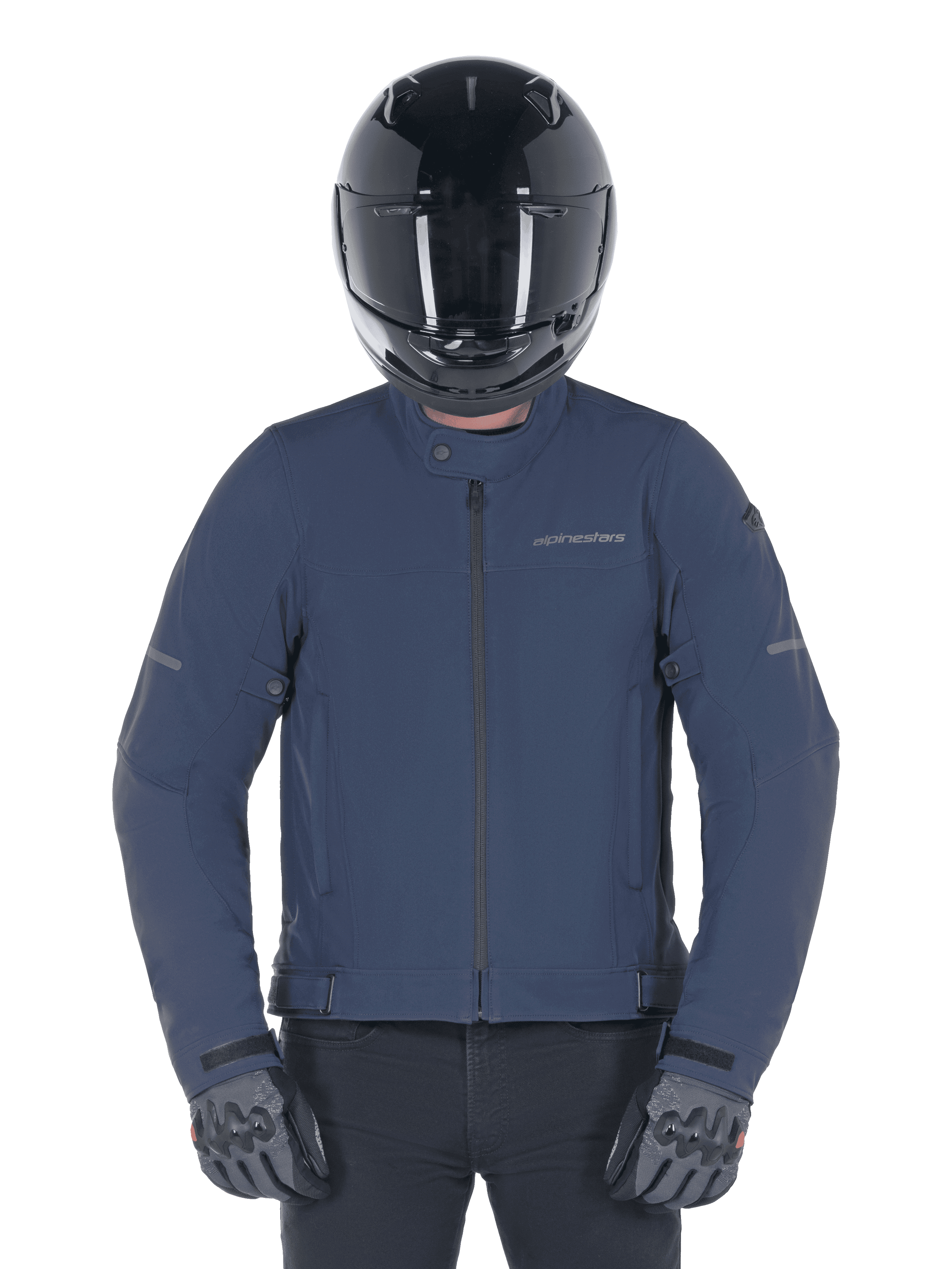 Giacca Alpinestars Husker Waterproof, Night Navy, giacca da moto urbana indossata con casco integrale nero e guanti grigi, caratterizzata da esterno in softshell tecnico e branding discreto