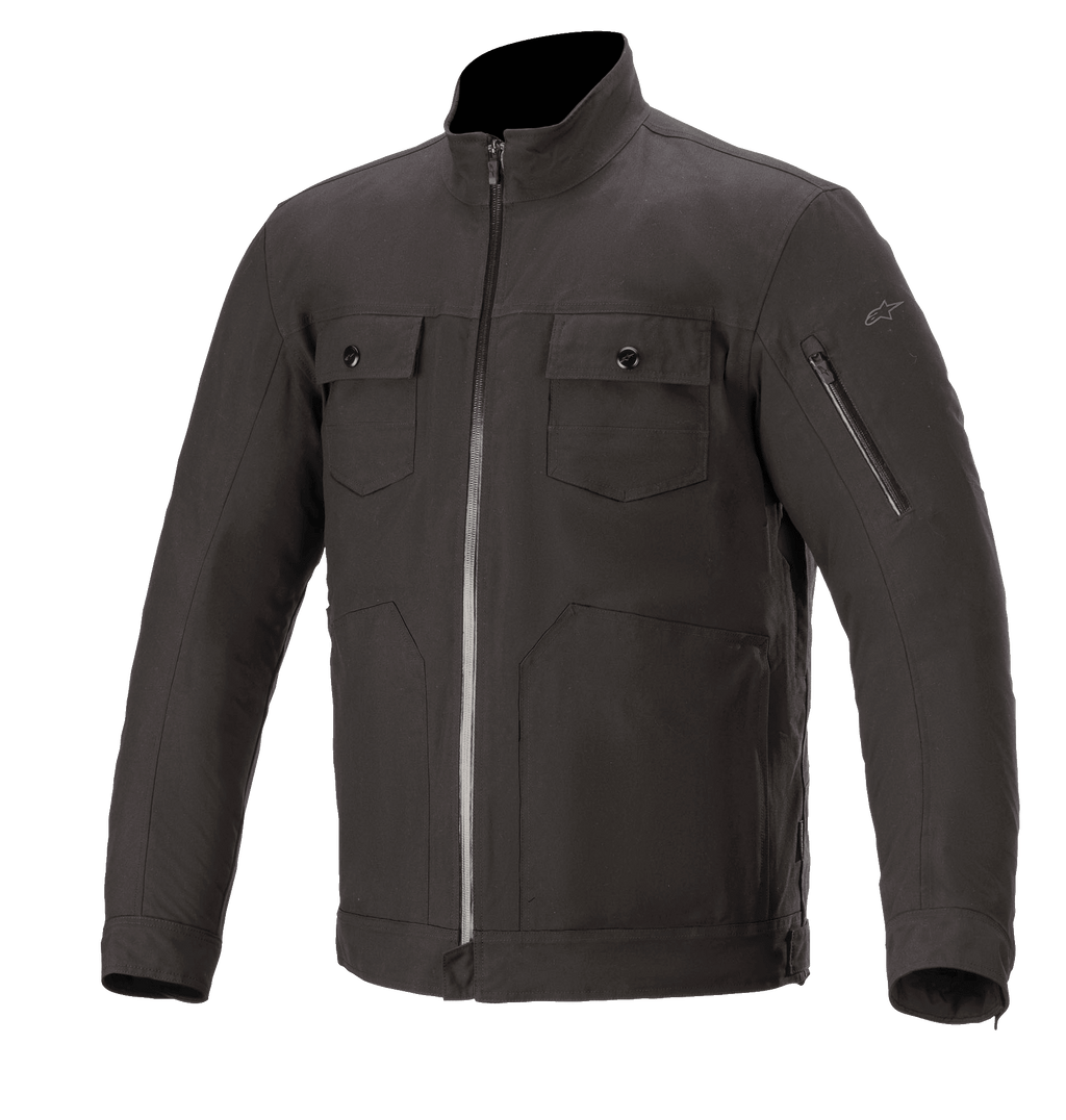 Alpinestars Solano Waterproof Jacket, giacca da moto urban, nero, collo alto dritto con cerniera impermeabile centrale, due tasche sul petto con bottoni, tasca con zip sulla manica, struttura in tessuto casual con finitura liscia