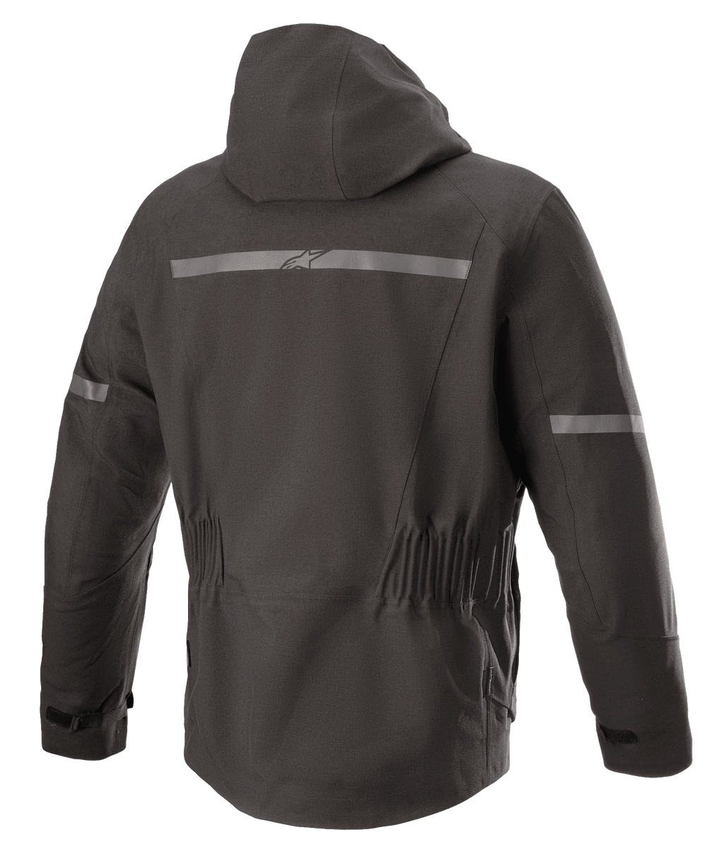 Alpinestars Sirius Drystar® Techshell Jacket, giacca da moto, Nero Melange, vista posteriore con cappuccio integrato, striscia riflettente con logo Alpinestars, vita elasticizzata e parte posteriore allungata per una maggiore copertura durante la guida.