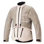 Giacca Alpinestars AMT-10LAB Drystar® XF, configurazione Rain, colore White Sand Aluminum Camo, giacca adventure impermeabile in tessuto con marchio AMT sul petto e tiralampo con punte rosse.