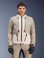 Giacca Alpinestars AMT-10LAB Drystar® XF, giacca da moto adventure, White Sand Aluminum Camo, design modulare con zip nere e dettagli rossi, abbinata a pantaloni coordinati e guanti neri, con marchio Alpinestars Motion Technology sul petto, completo da guida professionale per tutte le stagioni