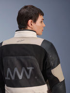 Giacca Alpinestars AMT-10LAB Drystar® XF, vista posteriore su modello maschile, colorazione White Sand Aluminum Camo e nero, con grande marchio AMT, pannelli di ventilazione in rete e rinforzi in pelle, abbigliamento tecnico da moto adventure