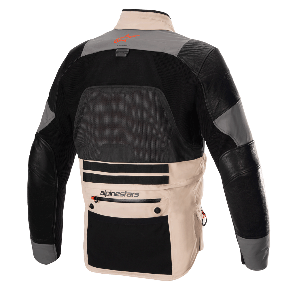 Giacca Alpinestars AMT-10R Drystar XF, giacca da moto adventure, vista posteriore in configurazione heat, Fur Gray e Pale Brown con pannelli neri, dotata di un ampio pannello posteriore in rete per la ventilazione, rinforzi in pelle sulle braccia e una grande tasca portaoggetti nella parte inferiore della schiena con marchio Alpinestars.