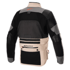 Giacca Alpinestars AMT-10R Drystar XF, giacca da moto adventure, vista posteriore in configurazione heat, Fur Gray e Pale Brown con pannelli neri, dotata di un ampio pannello posteriore in rete per la ventilazione, rinforzi in pelle sulle braccia e una grande tasca portaoggetti nella parte inferiore della schiena con marchio Alpinestars.