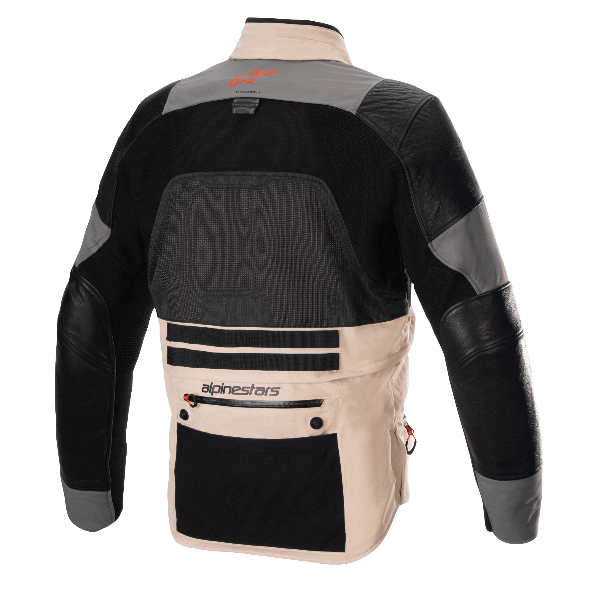 Giacca Alpinestars AMT-10R Drystar XF, giacca da moto adventure, vista posteriore in configurazione heat, Fur Gray e Pale Brown con pannelli neri, dotata di un ampio pannello posteriore in rete per la ventilazione, rinforzi in pelle sulle braccia e una grande tasca portaoggetti nella parte inferiore della schiena con marchio Alpinestars.