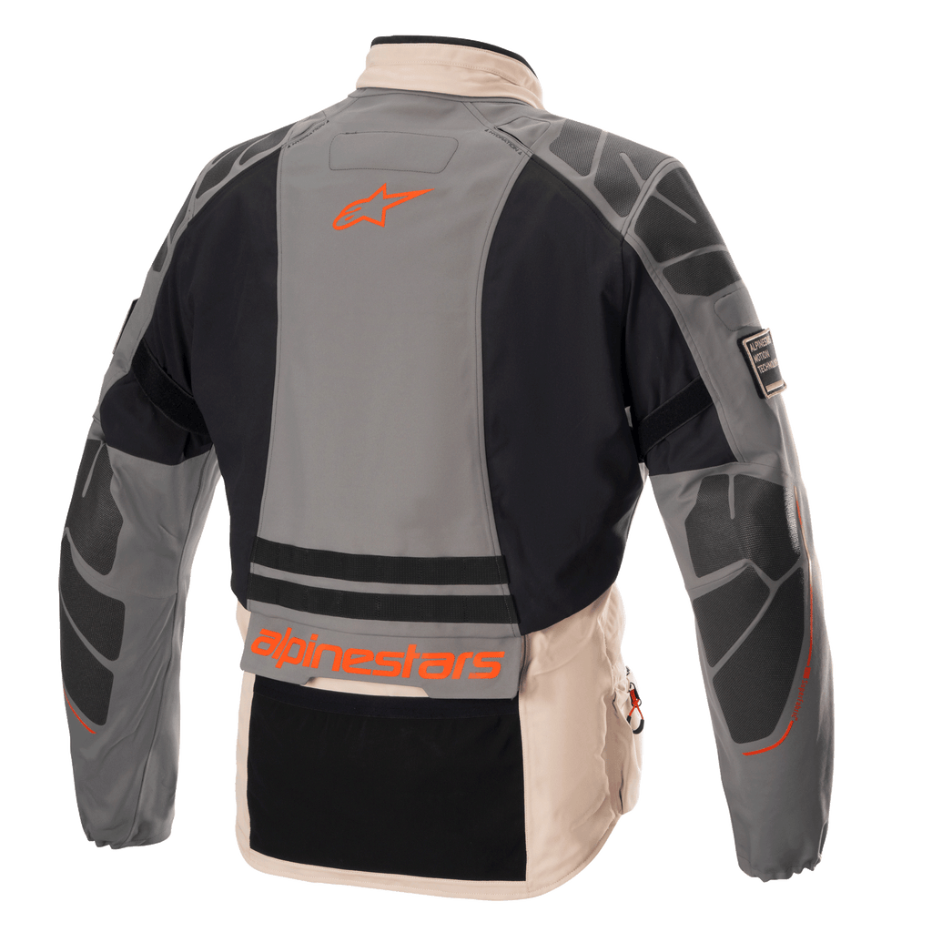 Giacca Alpinestars AMT-10R Drystar® XF, giacca da moto adventure, Fur Gray, Pale Brown e Spicy Orange, vista posteriore con rinforzi protettivi su spalle e gomiti, logo e marchio Alpinestars arancioni, design modulare in tessuto per ogni condizione atmosferica
