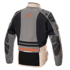 Giacca Alpinestars AMT-10R Drystar® XF, giacca da moto adventure, Fur Gray, Pale Brown e Spicy Orange, vista posteriore con rinforzi protettivi su spalle e gomiti, logo e marchio Alpinestars arancioni, design modulare in tessuto per ogni condizione atmosferica