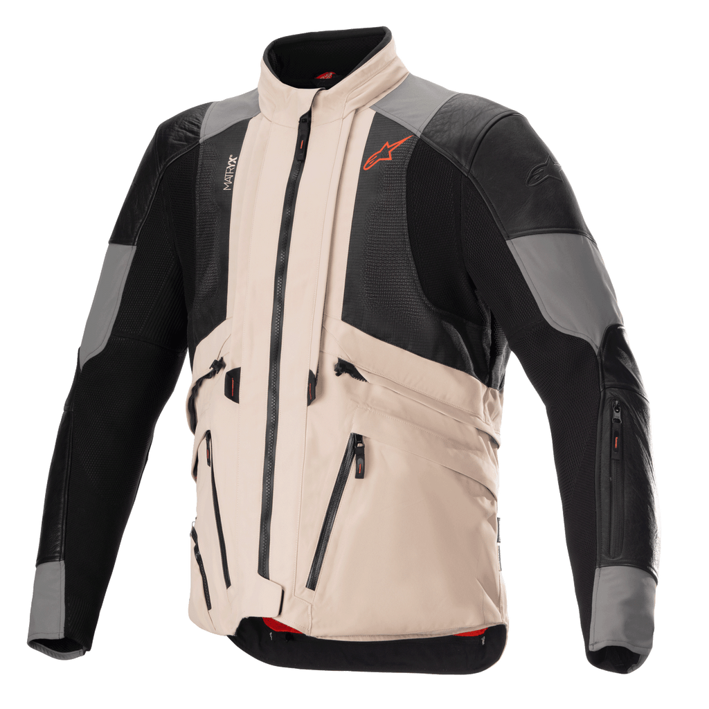 Giacca Alpinestars AMT-10R Drystar XF in configurazione heat, giacca da moto adventure, grigio fur e marrone chiaro con pannelli in mesh neri, design modulare per la massima circolazione dell'aria, con tasche utility e logo Alpinestars Spicy Orange sul petto