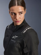 Giacca da donna Alpinestars Stella Andes V4 Drystar®, giacca da moto nera, primo piano in studio del busto e della spalla, con loghi Alpinestars bianchi, materiale tessile di alta qualità e vestibilità femminile elegante