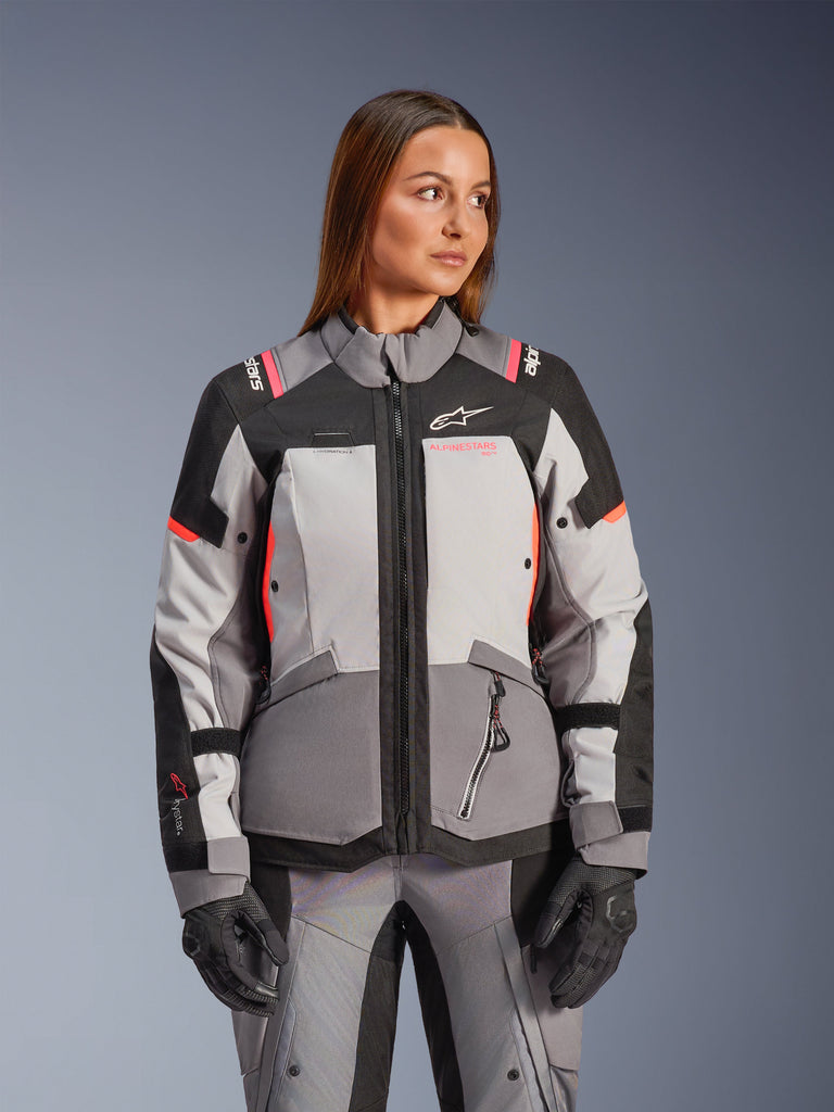 Alpinestars giacca Stella Andes V4 Drystar®, giacca da moto adventure da donna in tessuto, grigia e nera, indossata da una modella.