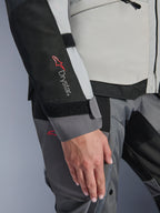 Giacca Alpinestars Stella Andes V4 Drystar® da donna, dettaglio ravvicinato, Ice Gray e Dark Gray, logo Drystar® sul pannello nero della manica, chiusura del polso regolabile in velcro, costruzione tessile resistente per adventure touring