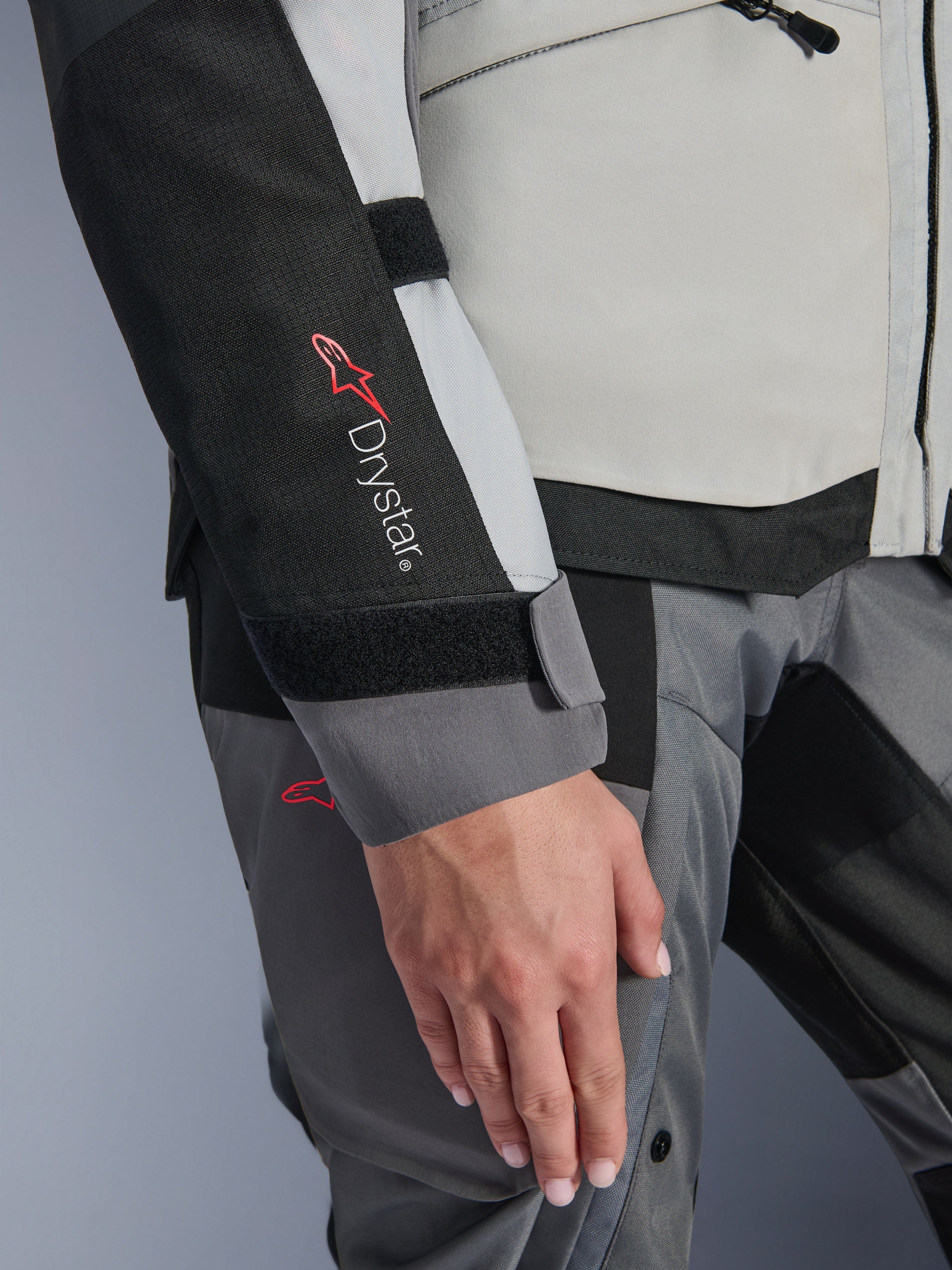 Giacca Alpinestars Stella Andes V4 Drystar® da donna, dettaglio ravvicinato, Ice Gray e Dark Gray, logo Drystar® sul pannello nero della manica, chiusura del polso regolabile in velcro, costruzione tessile resistente per adventure touring