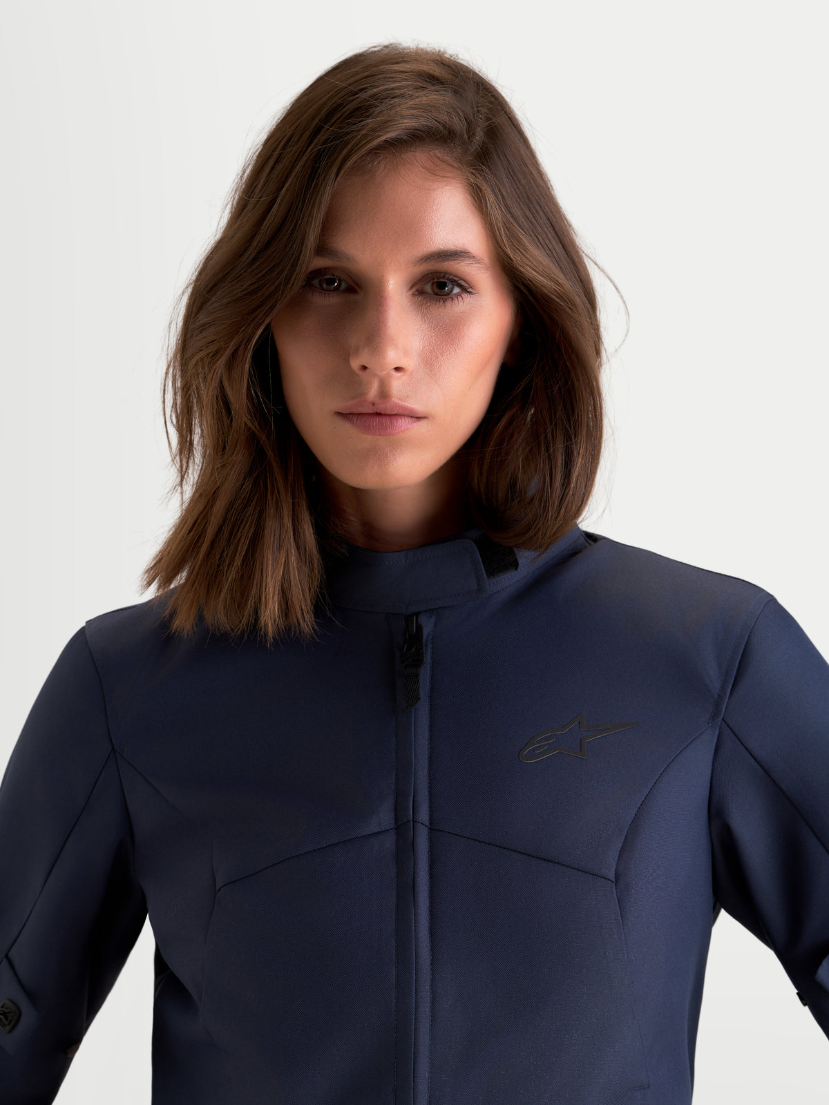 Alpinestars Stella C-1 Waterproof Giacca, giacca da moto urbana da donna in blu mood indigo, vista frontale in primo piano che mostra la struttura in tessuto e il collo alto indossata da una modella