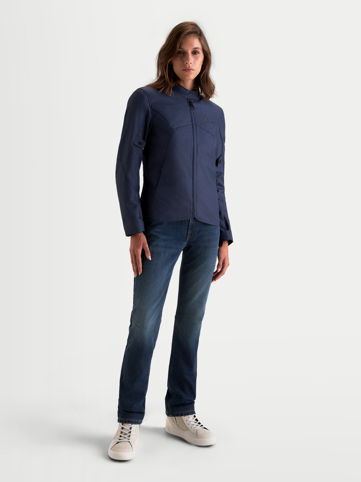 Alpinestars Stella C 1 Waterproof Giacca, giacca da moto urbana da donna in colore blu, indossata da una modella che mostra la struttura in tessuto impermeabile e il design regular fit