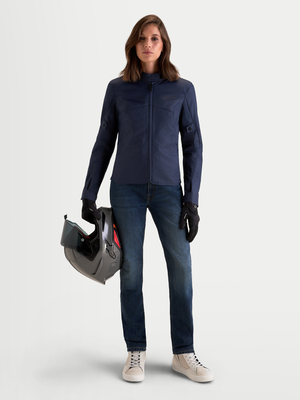 Alpinestars Stella C 1 Waterproof Giacca, giacca da moto urbana contemporanea da donna in blu, indossata da una modella che tiene un casco, con struttura in tessuto polyfabric resistente