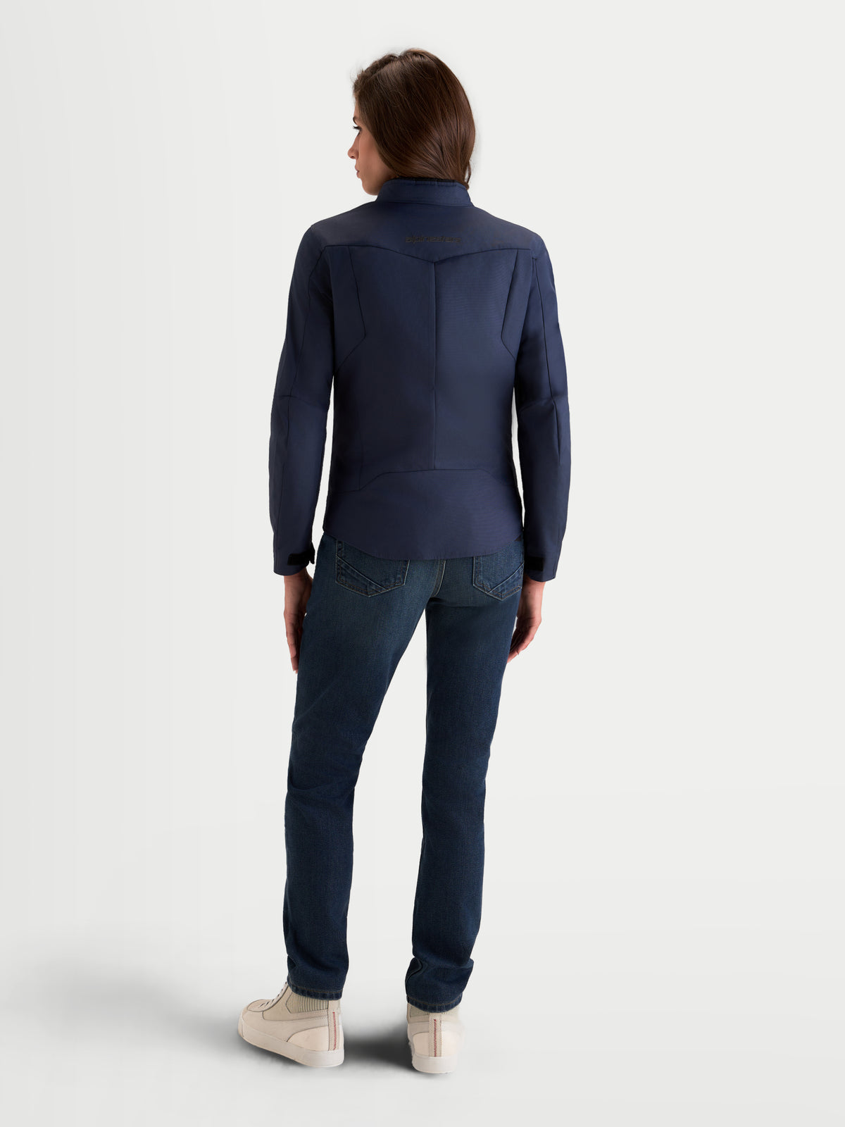 Alpinestars Stella C 1 Waterproof Giacca, giacca da moto urbana in tessuto da donna, colore blu, vista posteriore con costruzione posteriore in 3D e abbigliamento da guida impermeabile indossato da una modella