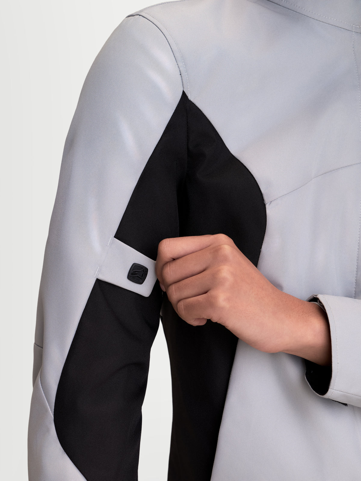 Alpinestars Stella C-1 Waterproof Giacca, giacca da moto urbana in tessuto da donna, grigio ghiaccio e nero, primo piano della cinghia di regolazione sul braccio e della costruzione ergonomica delle maniche