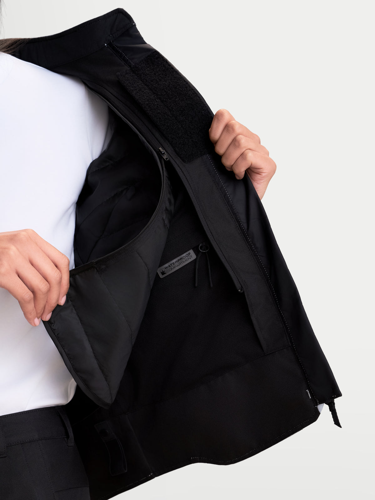 Alpinestars Stella C-1 Waterproof Giacca, giacca da moto urbana da donna in grigio ghiaccio e nero, vista ravvicinata che mostra il vano impermeabile interno e l'isolamento del gilet termico staccabile