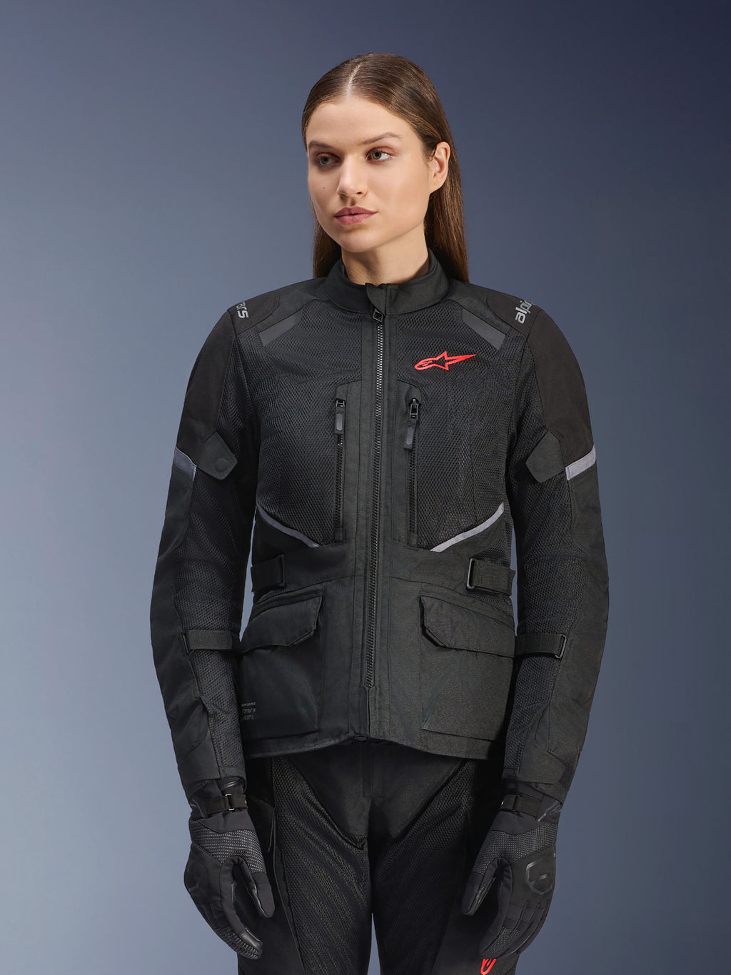 Alpinestars Stella Andes Air Drystar Jacket, giacca da moto touring da donna, nera con dettagli grigi e un piccolo logo rosso, con pannelli di ventilazione in rete, collo alto e diverse tasche utility, indossata con guanti e pantaloni coordinati