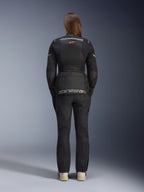 Donna che indossa la giacca Alpinestars Stella Andes Air Drystar® e pantaloni abbinati, nero, vista posteriore con grande branding Alpinestars grigio sulla tasca posteriore, piccolo logo a stella rosso, pannelli di ventilazione in rete e dettagli riflettenti per adventure touring
