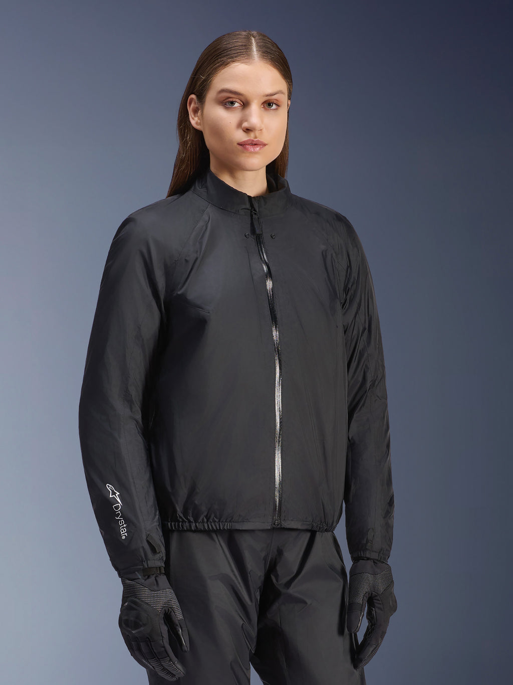 Giacca Alpinestars Stella Andes Air Drystar®, giacca da moto da donna, nero, con membrana impermeabile staccabile con cerniera frontale completa e logo Drystar sulla manica, indossata con pantaloni da moto e guanti neri coordinati