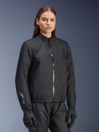 Giacca Alpinestars Stella Andes Air Drystar®, giacca da moto da donna, nero, con membrana impermeabile staccabile con cerniera frontale completa e logo Drystar sulla manica, indossata con pantaloni da moto e guanti neri coordinati