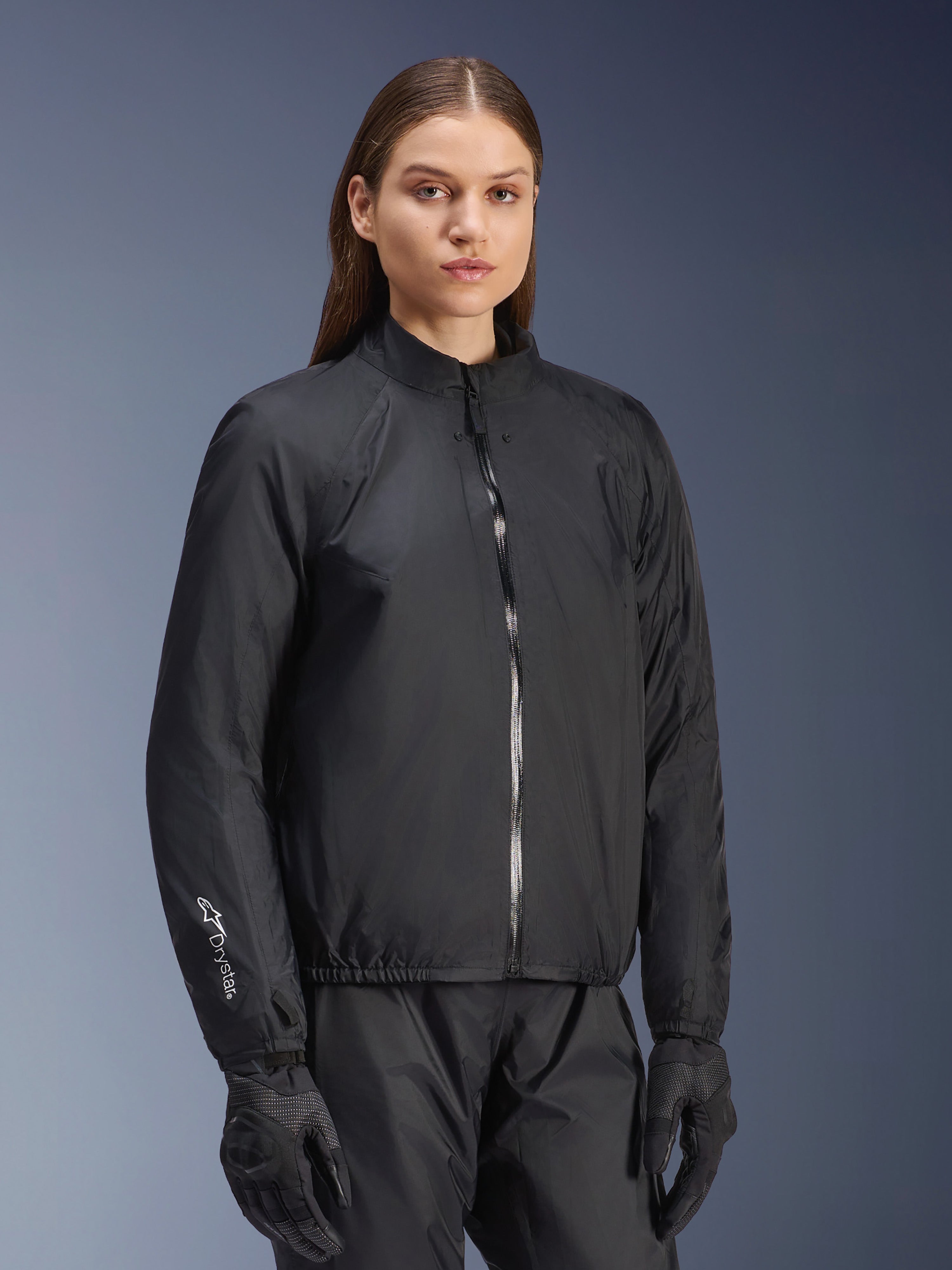 Giacca Alpinestars Stella Andes Air Drystar®, giacca da moto da donna, nero, con membrana impermeabile staccabile con cerniera frontale completa e logo Drystar sulla manica, indossata con pantaloni da moto e guanti neri coordinati