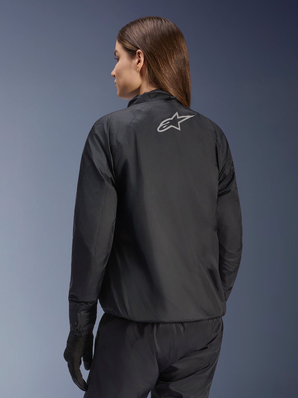 Giacca Alpinestars Stella Andes Air Drystar®, giacca da moto da donna, nero, vista posteriore con logo a stella argentato, abbinata a pantaloni e guanti neri, abbigliamento da touring leggero e impermeabile