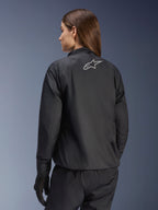 Giacca Alpinestars Stella Andes Air Drystar®, giacca da moto da donna, nero, vista posteriore con logo a stella argentato, abbinata a pantaloni e guanti neri, abbigliamento da touring leggero e impermeabile
