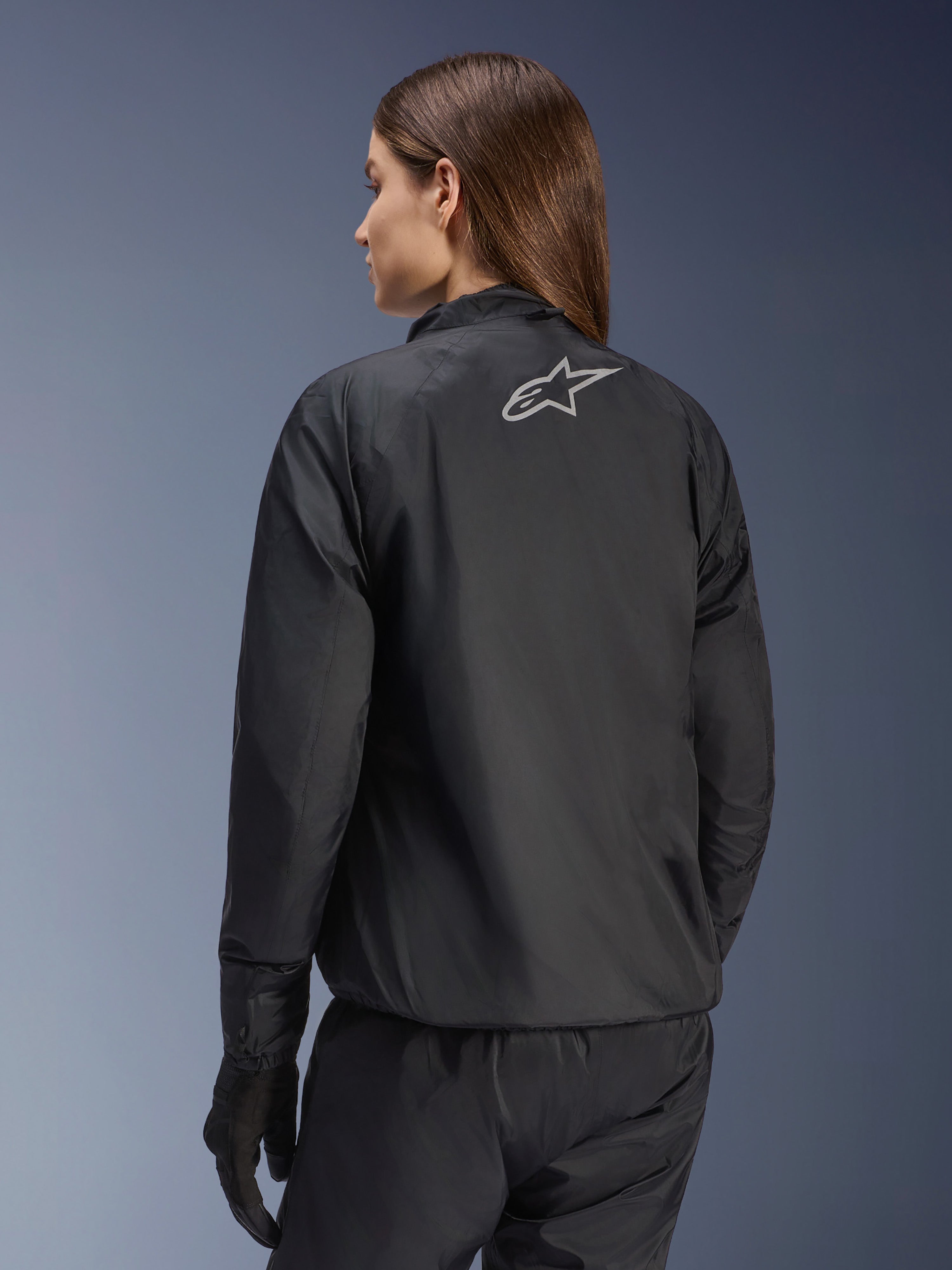 Giacca Alpinestars Stella Andes Air Drystar®, giacca da moto da donna, nero, vista posteriore con logo a stella argentato, abbinata a pantaloni e guanti neri, abbigliamento da touring leggero e impermeabile
