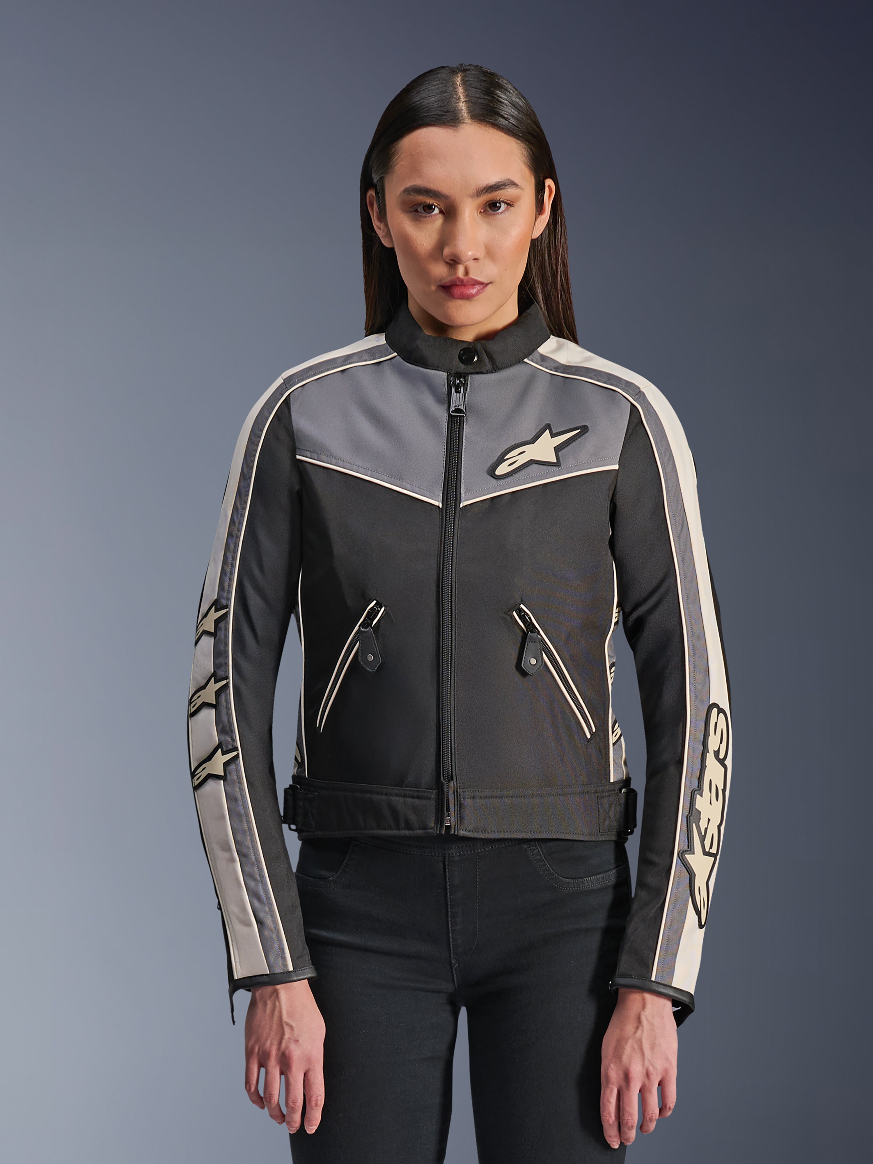 Giacca Alpinestars Stella T-Dyno WR, giacca da moto in tessuto da donna, nero con accenti grigio scuro ed ecru, vestibilità biker d'ispirazione vintage, chiusura frontale e tasche con zip, con loghi Alpinestars e stelle sulle maniche, abbigliamento protettivo da strada