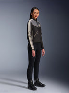 Giacca Alpinestars Stella T-Dyno WR, giacca da moto in tessuto da donna, nero, grigio scuro ed ecru, design d'ispirazione vintage con strisce sulle maniche color panna e loghi a stella, indossata con pantaloni neri e stivali da moto, abbigliamento urban riding d'ispirazione heritage
