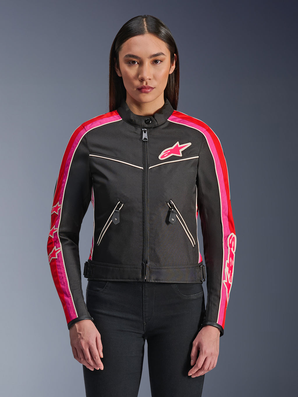 Giacca Alpinestars Stella T-Dyno WR, giacca da moto in tessuto da donna, nera con accenti rosso brillante e fucsia, caratterizzata da strisce fucsia e loghi a stella sulle maniche e sul petto, tasche con cerniera e vestibilità da biker d'ispirazione vintage