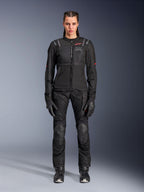 Alpinestars Stella Andes Air Drystar Pants, pantaloni da moto touring da donna, neri, con pannelli di ventilazione in rete e protezioni rinforzate sulle ginocchia, indossati con giacca e guanti coordinati, abbigliamento adventure touring