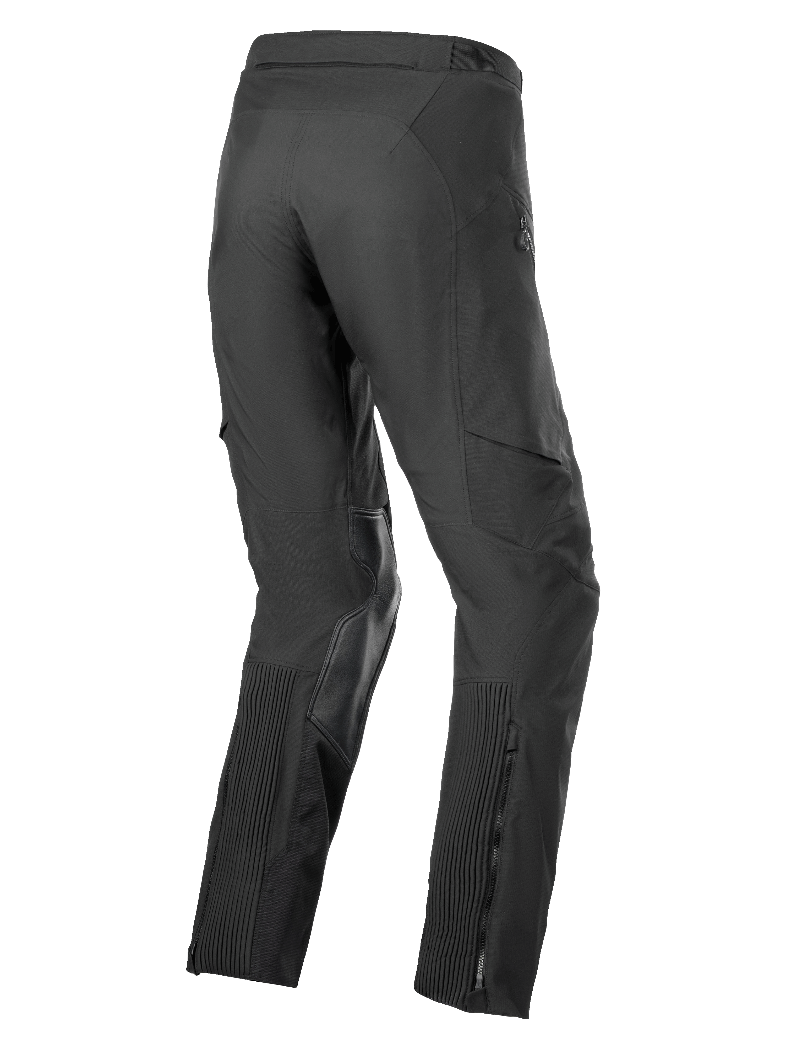Alpinestars AMT-8 Stretch Drystar® XF Pants, pantaloni da moto adventure touring, nero, vista posteriore a 3/4 con pannelli elastici a fisarmonica sui polpacci, rinforzi interni alle ginocchia in pelle di capra e apertura gamba con cerniera.