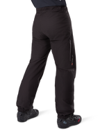 Alpinestars Amt-8 Stretch Drystar® XF Pant Liner, nero, vista posteriore della fodera impermeabile indossata sopra stivali da moto neri, con marchio Drystar XF sulla parte inferiore della gamba, polsini elasticizzati e materiale elasticizzato leggero per adventure touring.
