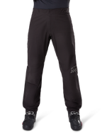 Alpinestars AMT-8 Stretch Drystar® XF Pant Liner, nero, vista frontale indossato con stivali da moto neri, con logo a stella grigio e marchio AMT sulla gamba, abbigliamento da moto versatile impermeabile e antivento