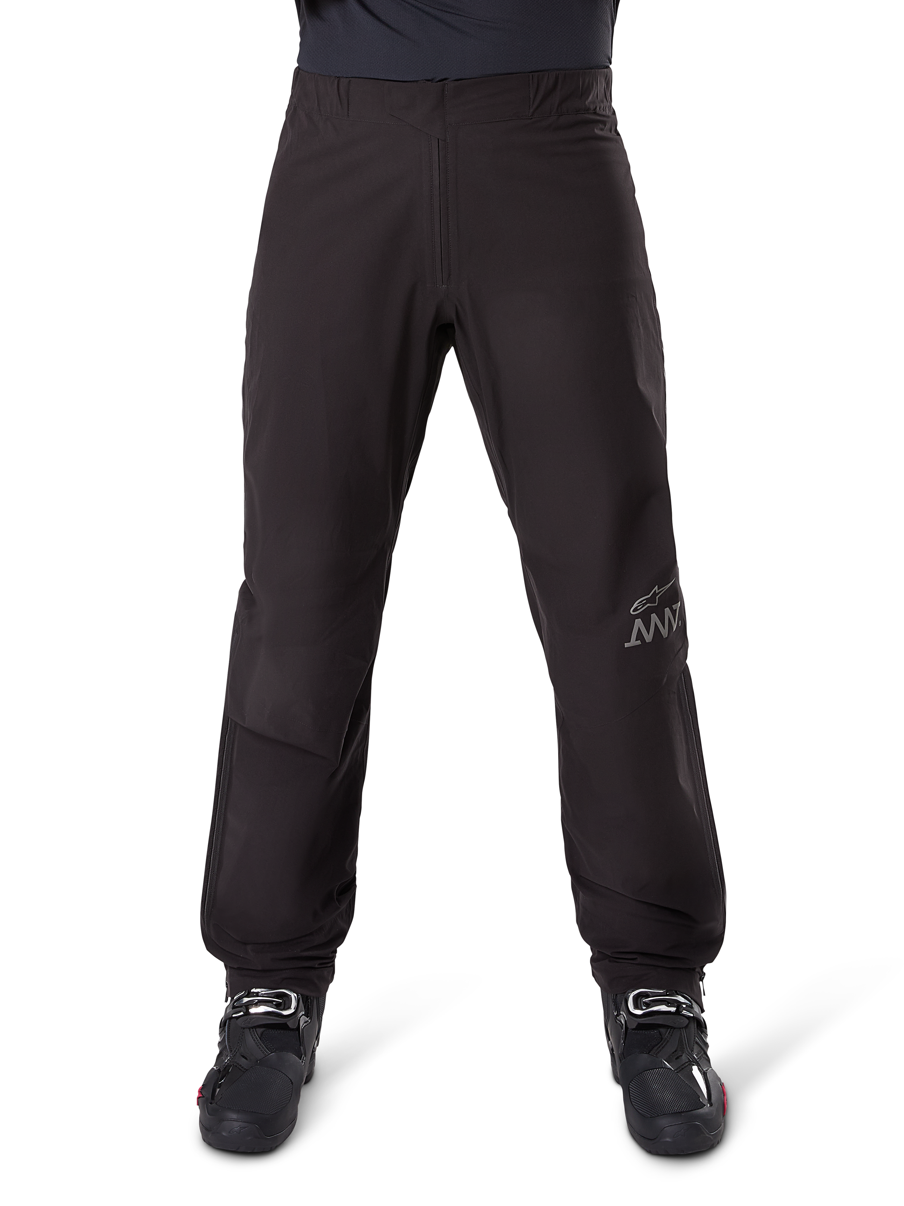 Alpinestars AMT-8 Stretch Drystar® XF Pant Liner, nero, vista frontale indossato con stivali da moto neri, con logo a stella grigio e marchio AMT sulla gamba, abbigliamento da moto versatile impermeabile e antivento