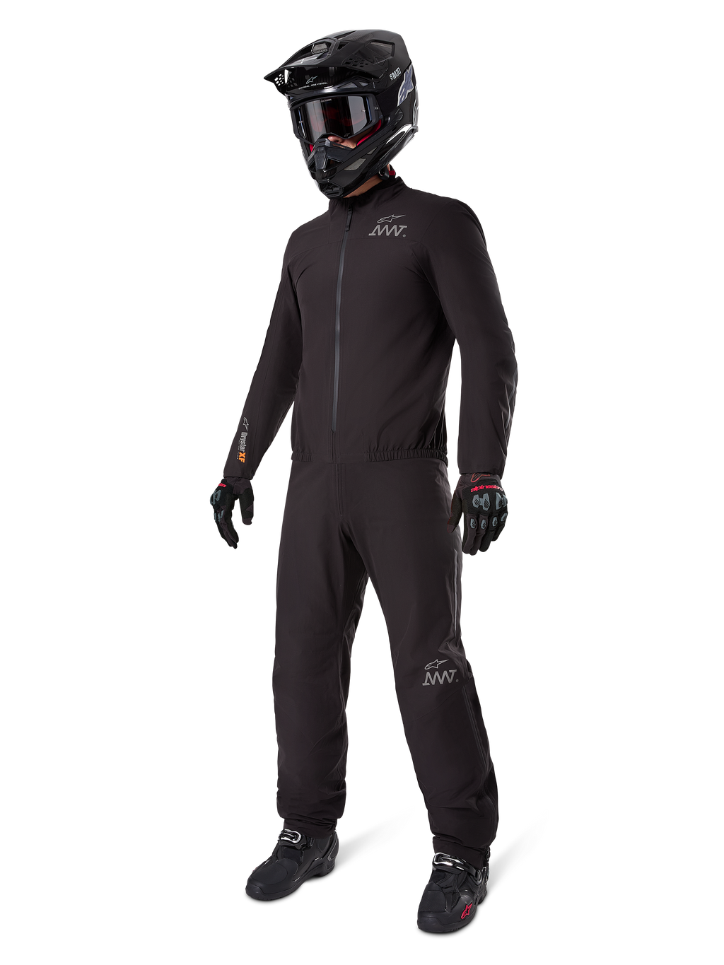 Alpinestars AMT-8 Stretch Drystar XF Liner, completo da touring avventura nero, giacca e pantaloni impermeabili e antivento, abbinato a casco adventure nero, occhiali, guanti e stivali da moto, con loghi AMT e marchio Drystar XF su maniche e gambe.
