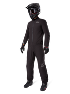 Alpinestars AMT-8 Stretch Drystar XF Liner, completo da touring avventura nero, giacca e pantaloni impermeabili e antivento, abbinato a casco adventure nero, occhiali, guanti e stivali da moto, con loghi AMT e marchio Drystar XF su maniche e gambe.