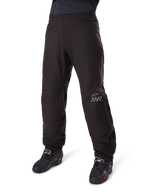 Fodera per pantaloni Alpinestars Amt-8 Stretch Drystar® XF, nero, costruzione in tessuto tecnico impermeabile ed elasticizzato con logo AMT argento, indossata con stivali da moto neri, componente per abbigliamento moto adventure touring.